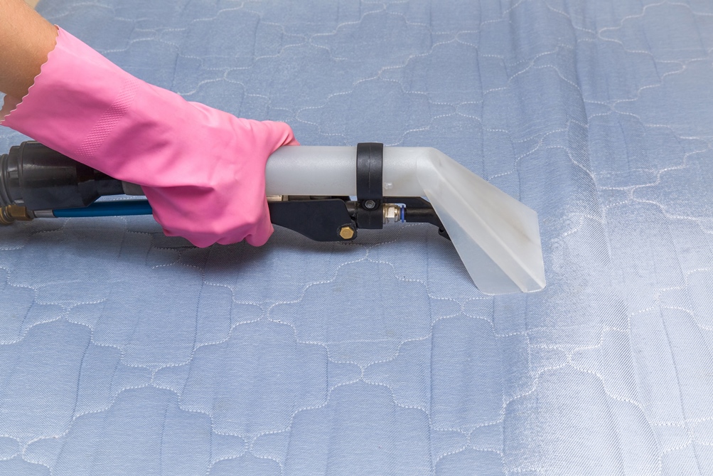 Cleaning a matress with steam cleaner